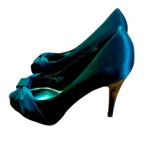 White House Black Market "Ray" Bow Heels Size 7M Great Like New Condition